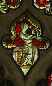 Une fenêtre dans la chapelle de la Vierge représentant un ange musicien avec des cloches