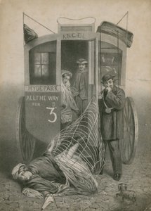 Une femme accroche sa jupe à une poignée et tombe d