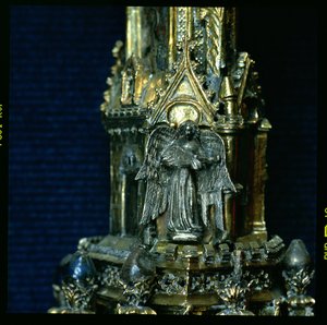 Ange jouant de la guiterne avec un plectre, détail de la crosse de Guillaume de Wykeham (c.1320-1404)