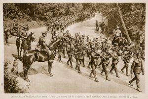 Fraternité anglo-saxonne en armes : troupes américaines dirigées par une fanfare britannique défilant devant un général britannique en France, 1914-19 - English School