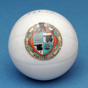 Souvenir armorial miniature de football avec transfert du blason de Portobello (céramique)