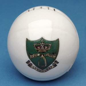 Souvenir armorial miniature de football avec transfert du blason de Lyndhurst, New Forest (céramique) - English School