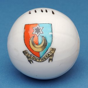 Souvenir armorial miniature de football avec transfert du blason de Southsea (céramique)
