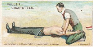 Respiration artificielle, méthode Sylvester - Position 1, no.17 de la série Premiers Secours des cartes de cigarettes Willss, 1913