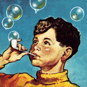Garçon soufflant des bulles avec une pipe