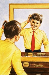 Garçon se brossant les cheveux devant un miroir argenté