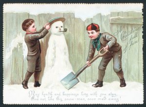Garçons construisant un bonhomme de neige - English School