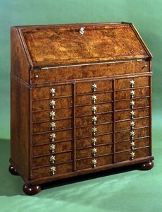 Bureau avec de nombreux petits tiroirs et pieds en boule, c.1710