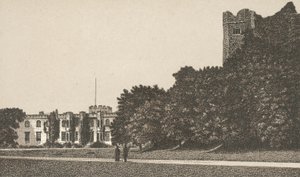 Façade et donjon du château - English School