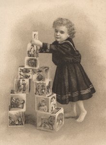 Enfant empilant des blocs de construction
