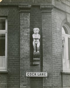 Cock Lane et le Gros Garçon, ou statue du Garçon Doré; photographie - English School