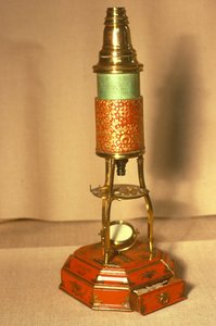 Microscope de style Culpeper, avec base de style chinoiserie et corps doré (bois, laiton et or)