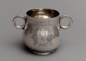 Coupe avec grand ventre et base à bord épais, et une paire de poignées en œil de bœuf, 1675 - English School