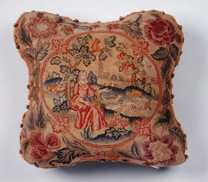 Coussin, brodé en petit point, représentant une femme dans un paysage