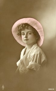 Garçon mignon, portant un chapeau rose - English School