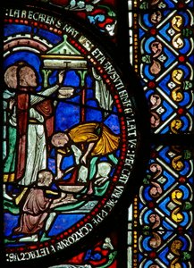 Détail de la fenêtre est de la chapelle de la Trinité représentant la Pâque et le signe Tau