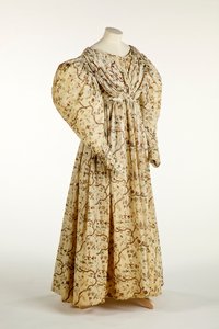 Robe imprimée avec un motif de fleurs et de branches sur un tissu crème tissé avec un motif de grille, c.1830-35 - English School