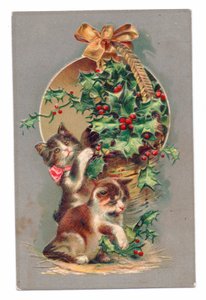 Carte postale édouardienne de deux chats jouant avec du houx, vers 1910 (lithographie couleur)