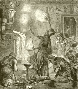 Roi égyptien adorant dans un temple