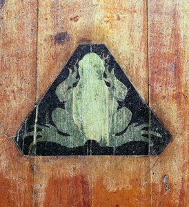 Grenouille, marquant le site de Faradays Froggery, Dorian Workshop, début des années 1930 (bois incrusté) - English School