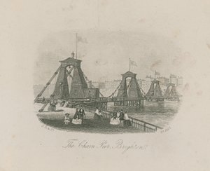 Vue générale des gens sur la jetée à chaînes
