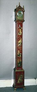 Horloge de grand-mère, décorée de chinoiserie dorée, capuchon en dôme et cadran en laiton par Samuel Short