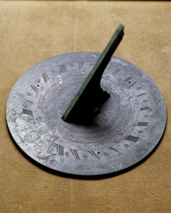 Cadran solaire horizontal de jardin, avec gravure de blason