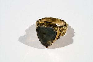 Grande bague portée par William of Wykeham, vers XVe siècle - English School
