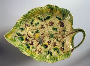Plat en forme de feuille décoré de vignes et d