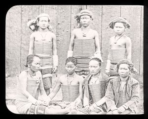Diapositive de lanterne magique montrant des femmes de la tribu Sea Dyas, Bornéo vers 1900