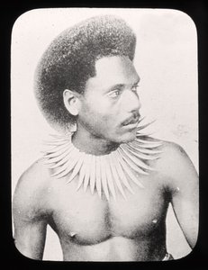 Diapositive de lanterne magique montrant un chef fidjien en costume traditionnel vers 1900 - English School