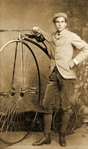 Homme debout à côté de son grand-bi, c.1890 (photo n/b)