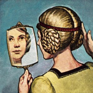 Jeune fille médiévale regardant dans un miroir