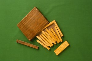 Réplique moderne des os de Napier (buis et noyer)