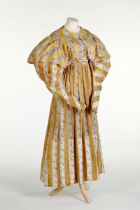 Robe en mousseline avec motif abstrait mauve imprimé dans un design à rayures verticales jaunes et blanches, c.1820-30