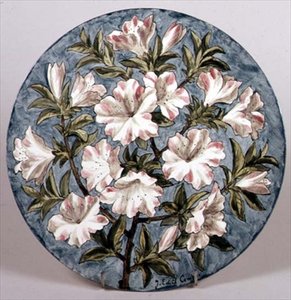 Assiette peinte par Edith Cowper pour Howell et James avec des azalées, exposée à l
