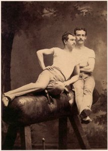 Portrait de deux gymnastes posant sur un cheval d