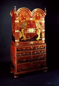 Cabinet Queen Anne sur coffre