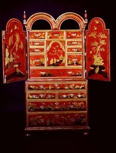 Cabinet double à dôme de la reine Anne sur coffre avec portes ouvertes - English School