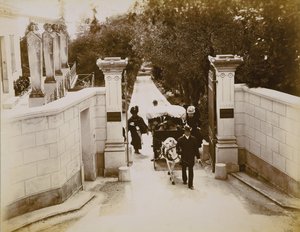 La reine Victoria (1819-1901) aux portes de la Villa Liserb, sud de la France - English School