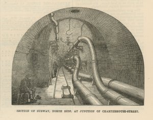 Section de métro, côté nord, à la jonction de Charterhouse Street - English School