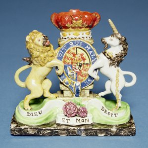 Vase à déversement, en forme des Armoiries Royales sur un socle en marbre noir, Walton - English School