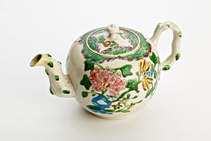 Théière de Staffordshire décorée de chrysanthèmes, 1760