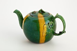 Théière de Staffordshire avec anse et bec en forme de branche de crabe, 1750