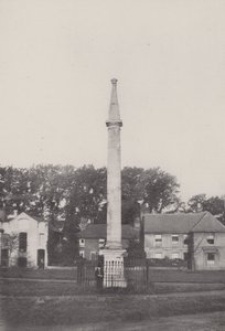 Colonne de pierre qui se trouvait autrefois aux Sept Cadrans - English School