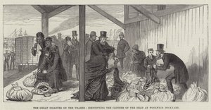 La grande catastrophe sur la Tamise, identification des vêtements des morts au chantier naval de Woolwich (gravure) - English School
