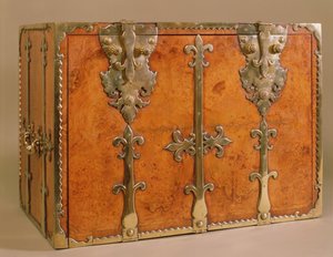 Secrétaire de voyage avec montures en bronze doré, c.1700 (noyer) - English School