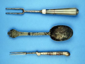Deux fourchettes et une cuillère, XVIIe siècle