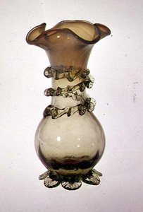 Vase avec décoration appliquée et pincée, fin du XIXe siècle (verre vaseline) - English School
