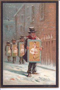 Carte de Noël victorienne avec quatre hommes marchant dans la neige portant des panneaux publicitaires pour une pantomime, vers 1880 (lithographie en couleur)
